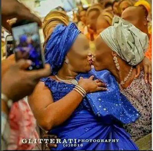 See Photo Of A Mother Kissing Her Daughter On Her Wedding Day That Got People